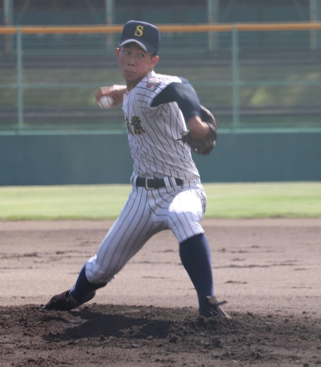 先発した明石商・西村元輝投手