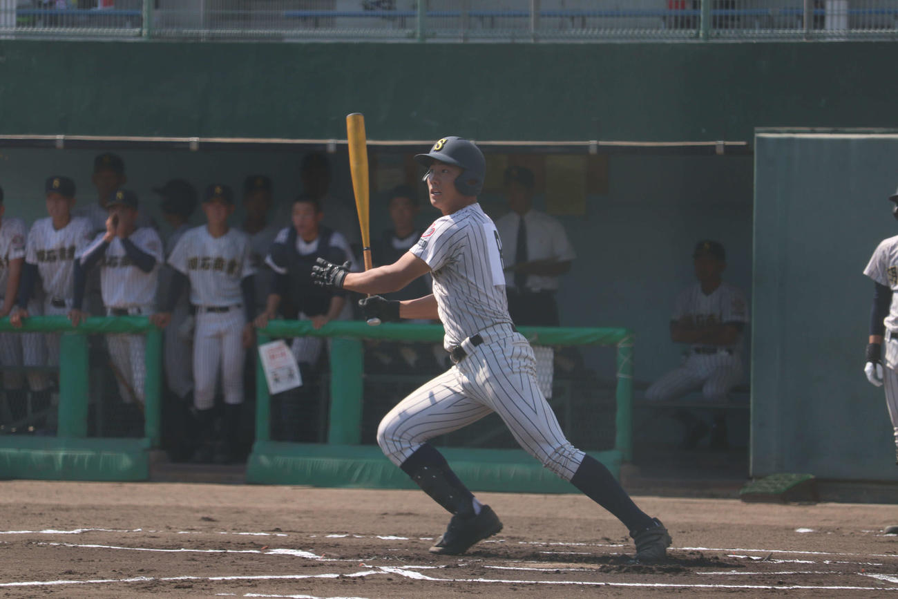 初回、左前安打を放った明石商・福本