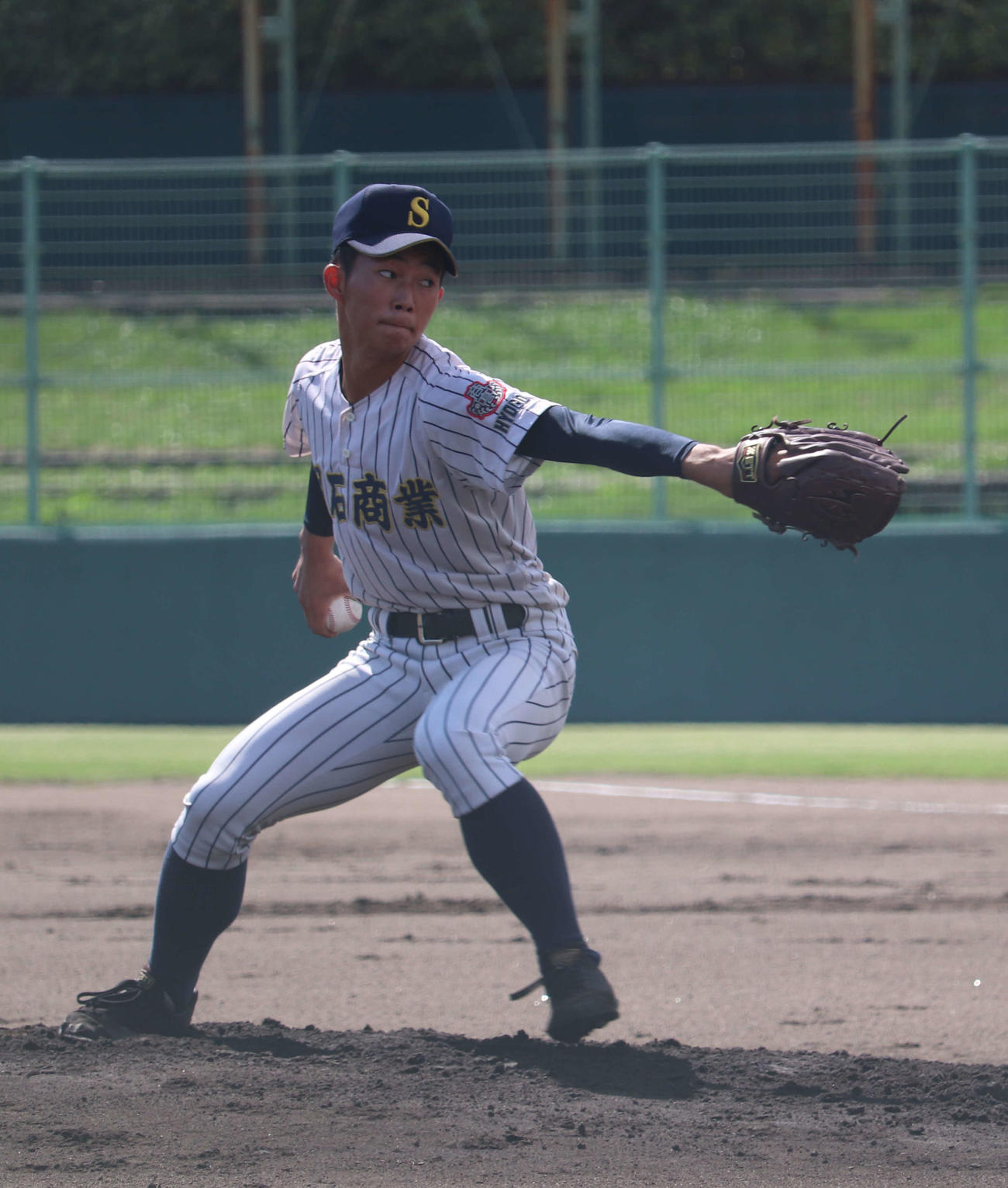 先発した明石商・西村