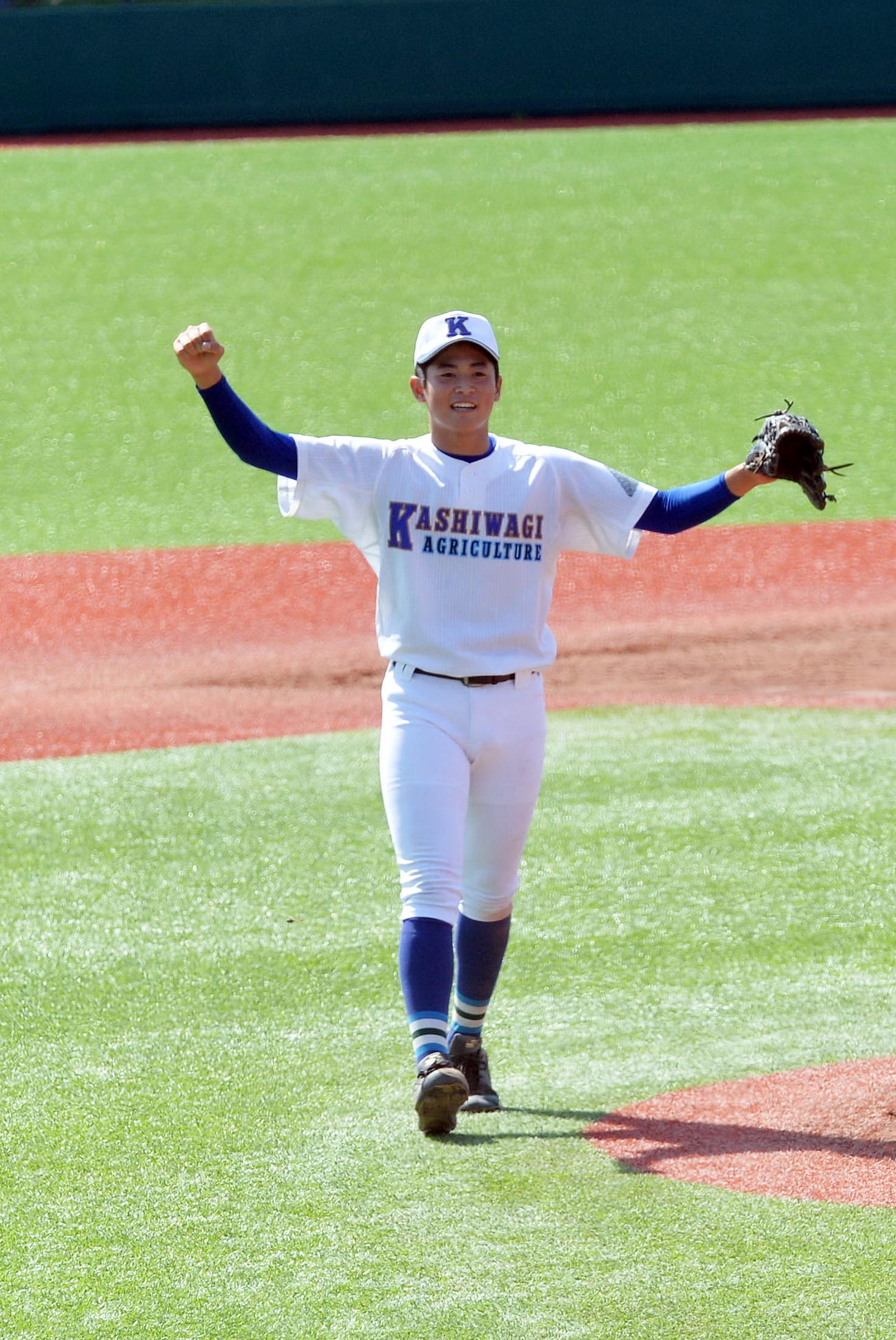 大間対柏木農　試合に勝利し笑顔を見せる柏木農・佐藤（撮影・佐藤究）　
