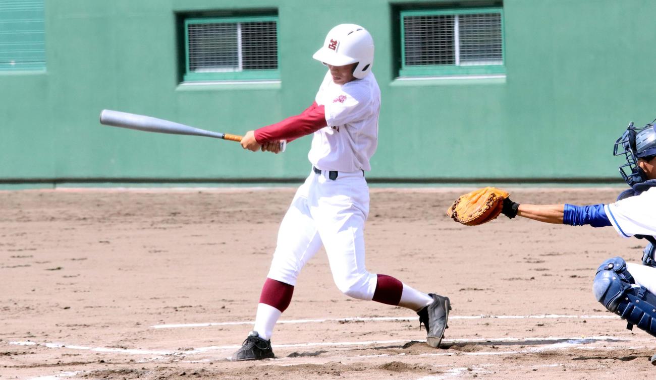 苫小牧南対苫小牧東　3回に決勝の2点適時二塁打を放つなど投打で勝利に貢献した苫小牧東の猪田（撮影・永野高輔）