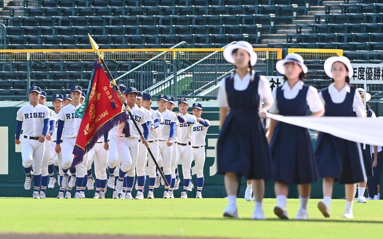 優勝旗返還式で甲子園のグラウンドを行進する履正社ナイン（撮影・上田博志）