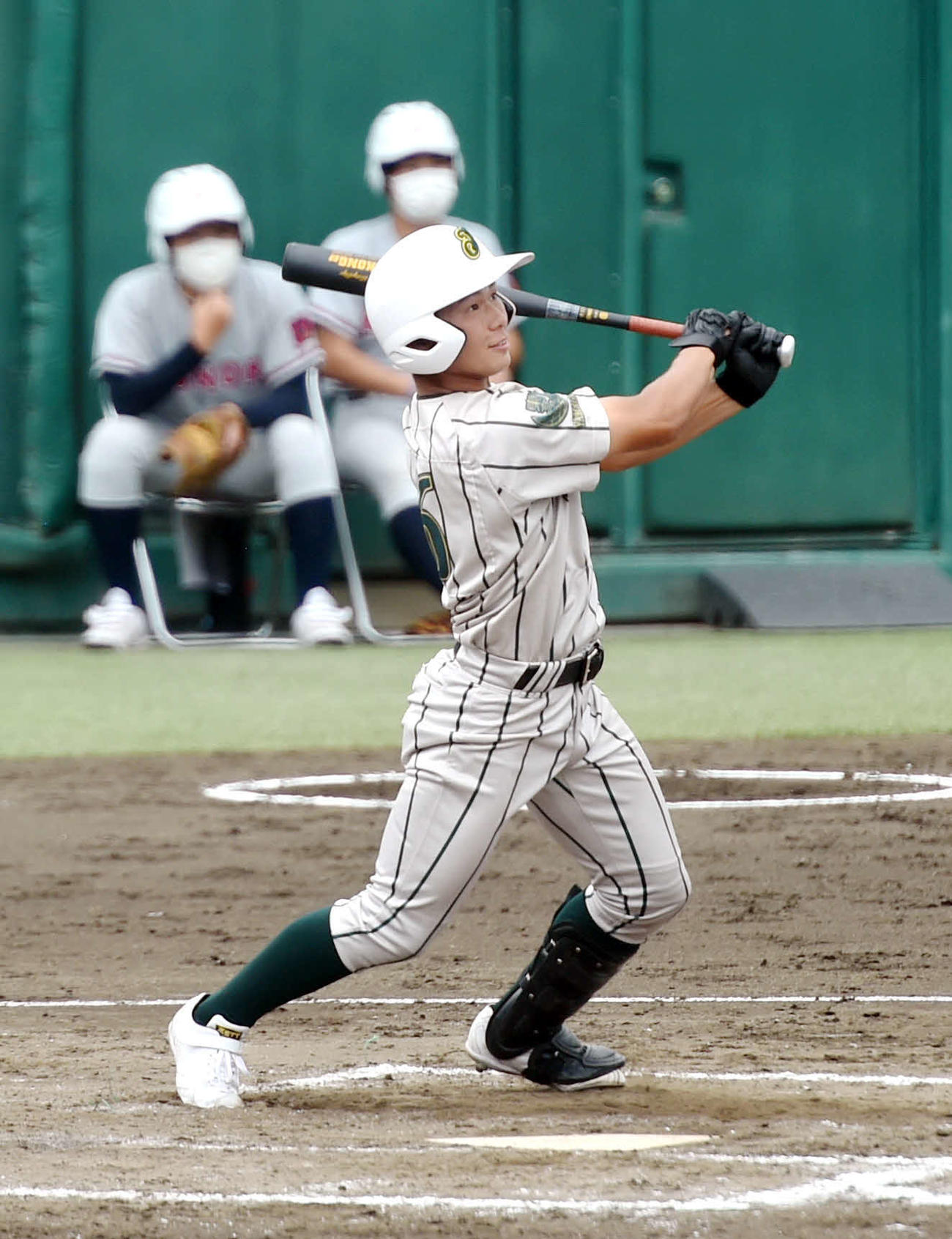 鶴岡東対九里学園　4回表鶴岡東無死、右中間に二塁打を放つ小林（撮影・相沢孔志）