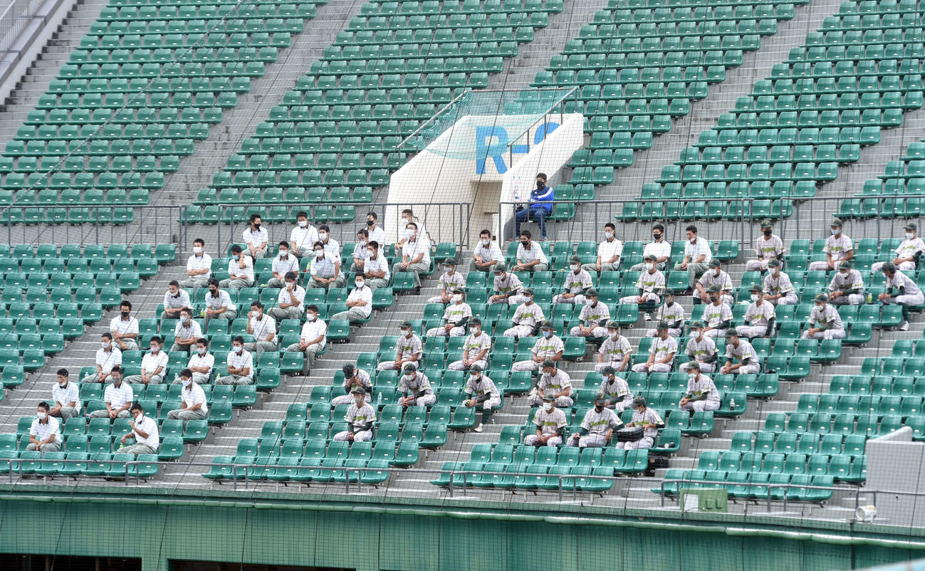 鶴岡東対九里学園　スタンドで戦況を見守る鶴岡東の現役部員と3年生（撮影・相沢孔志）