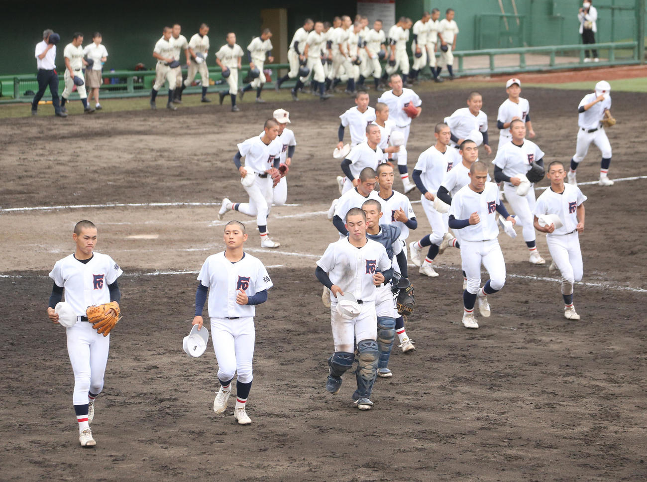 福島商対福島東　準決勝進出を決め応援席にあいさつに向かう福島商の選手たち（撮影・野上伸悟）