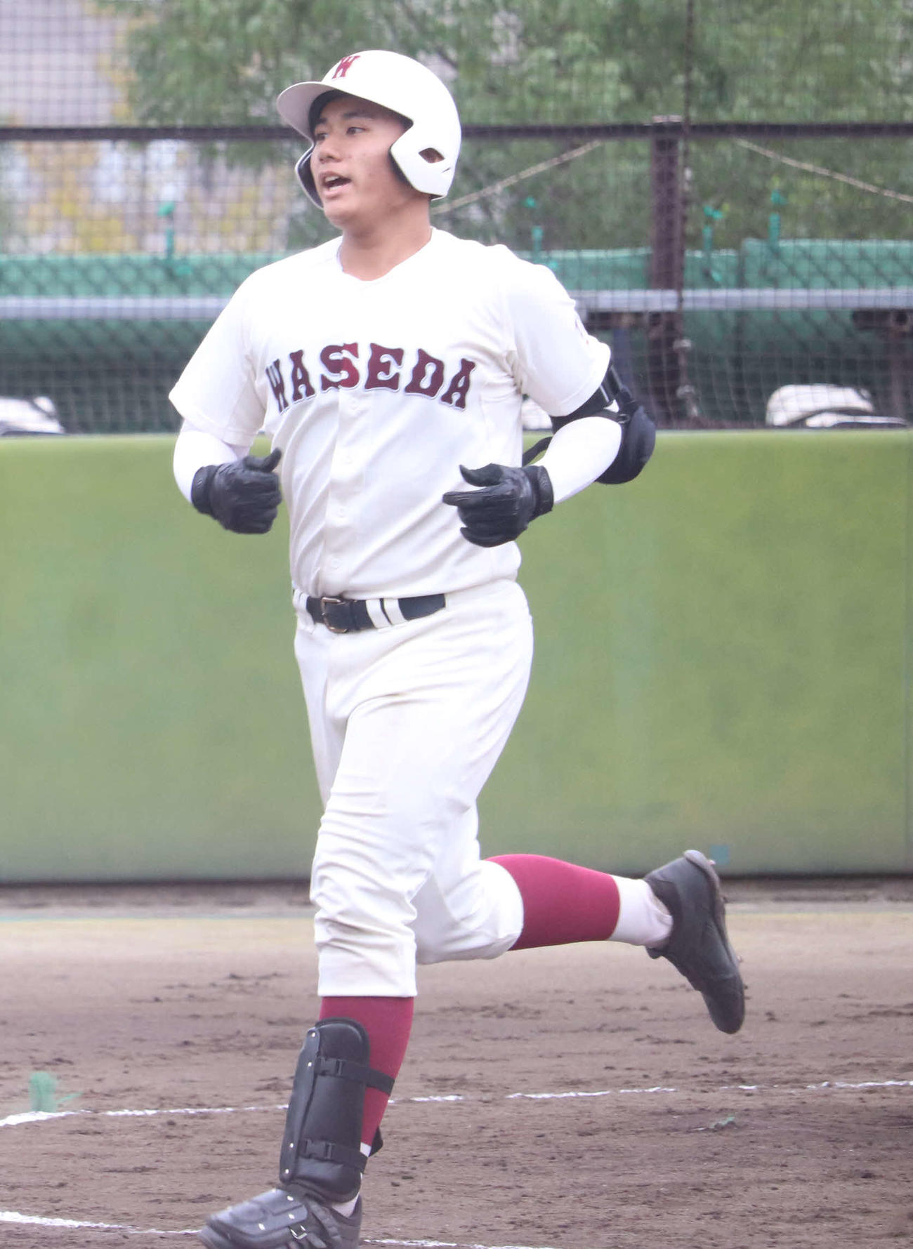 中大杉並対早実　3回裏早実無死一、二塁、左越えに3点本塁打を放ち、本塁に生還する早実・清宮（撮影・湯本勝大）