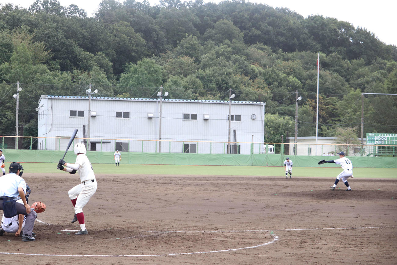 中大杉並対早実　早実・清宮が3回に放った3点本塁打は、左翼後方の室内練習場の屋根に直撃した（撮影・湯本勝大）