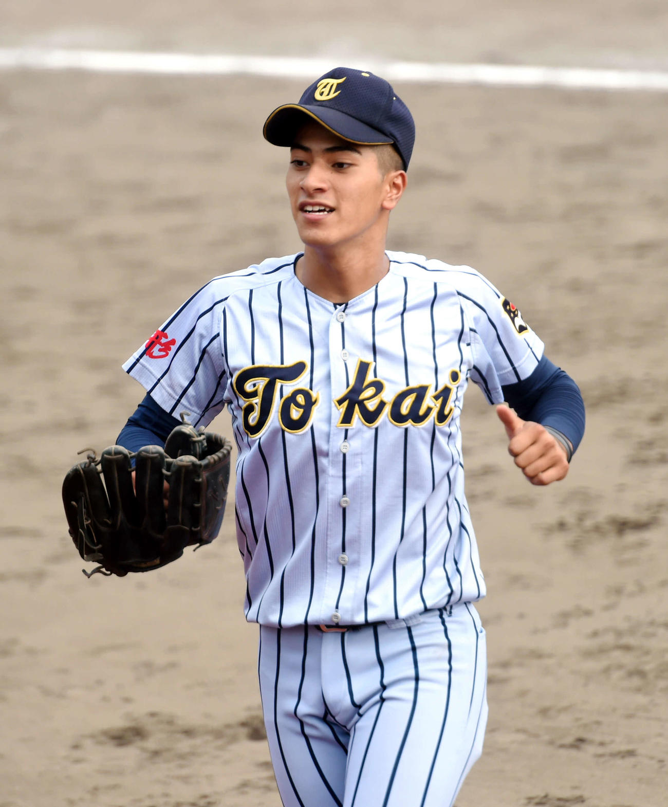 山本学園対東海大山形　8回表山本学園2死、最後の打者を二ゴロに抑え、笑顔でベンチに戻る東海大山形・田端（撮影・相沢孔志）