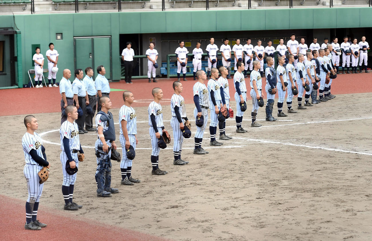 山本学園対東海大山形　8強進出を決め、整列する東海大山形の選手たち（撮影・相沢孔志）