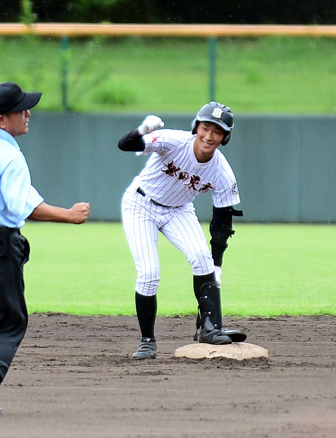 1回表、磐田東・佐野は先制の2点適時二塁打を放ち笑顔でガッツポーズ