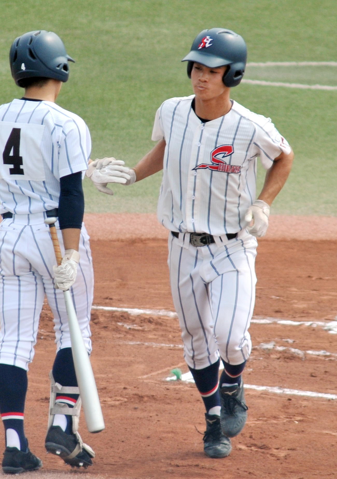 柴田対東北学院榴ケ岡　6回表、柴田・村上が右中間に本塁打を放ち、次打者とタッチをかわす