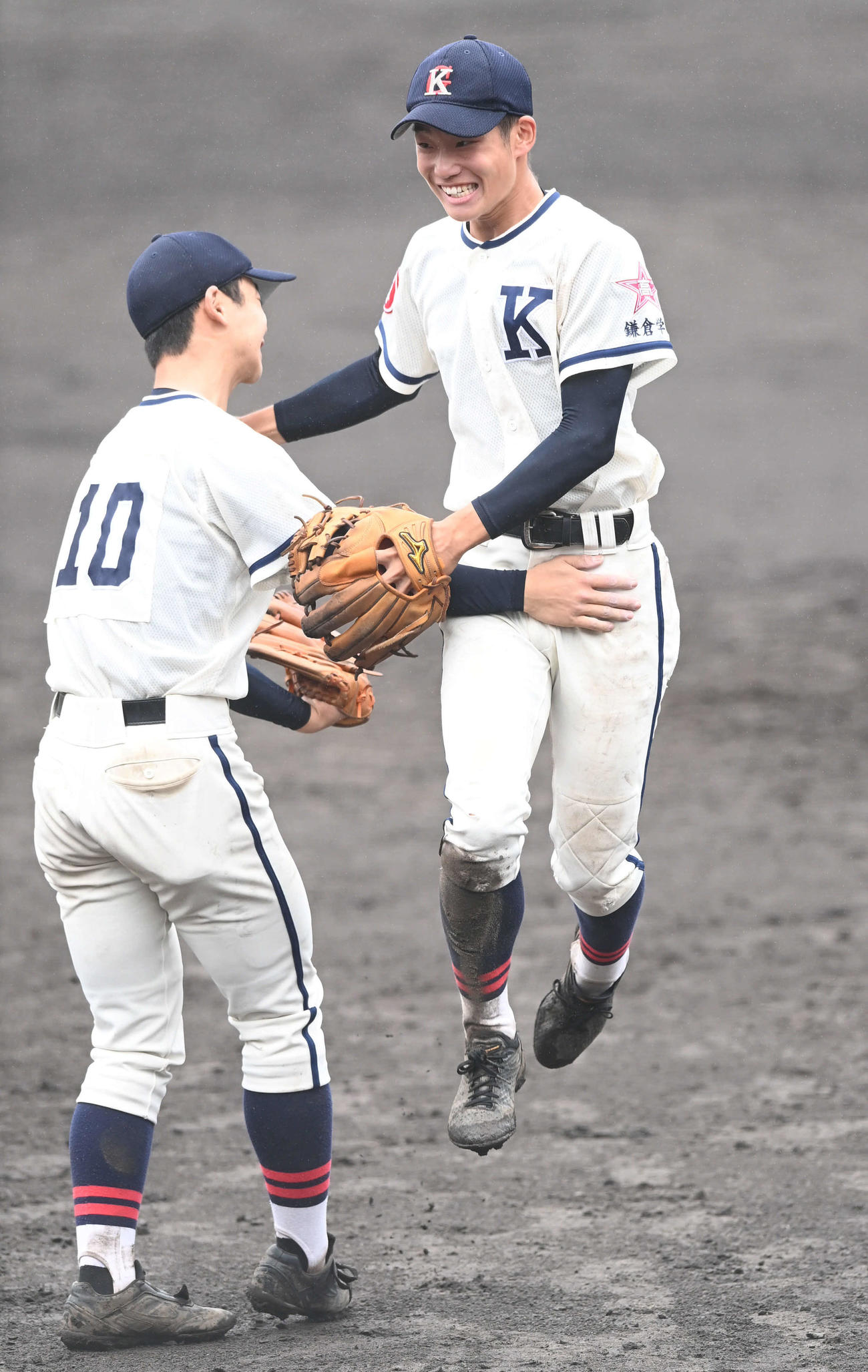 鎌倉学園対桐蔭学園　5回コールド勝ちした鎌倉学園・宮尾（右）は増島に飛び付いて喜ぶ（撮影・山崎安昭）