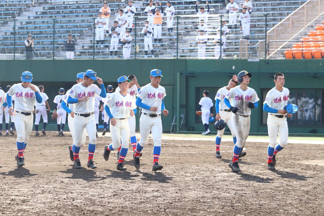 花咲徳栄対細田学園　県大会準々決勝で敗れ、肩を落とす花咲徳栄ナイン（撮影・湯本勝大）