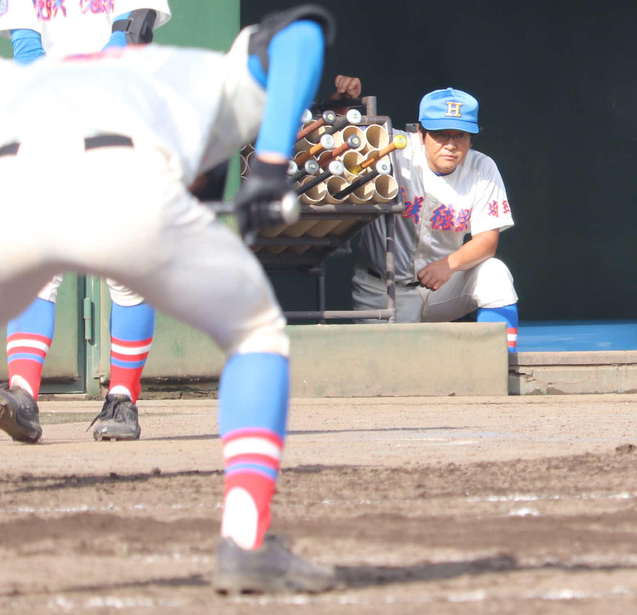 花咲徳栄対細田学園　9回の攻撃を鋭い視線で見守る花咲徳栄・岩井監督（撮影・湯本勝大）