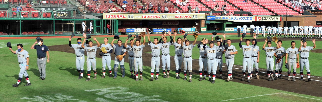 東北対仙台育英　9連覇を達成した仙台育英ナインは須江監督（左）とともに応援席にあいさつ（撮影・佐々木雄高）