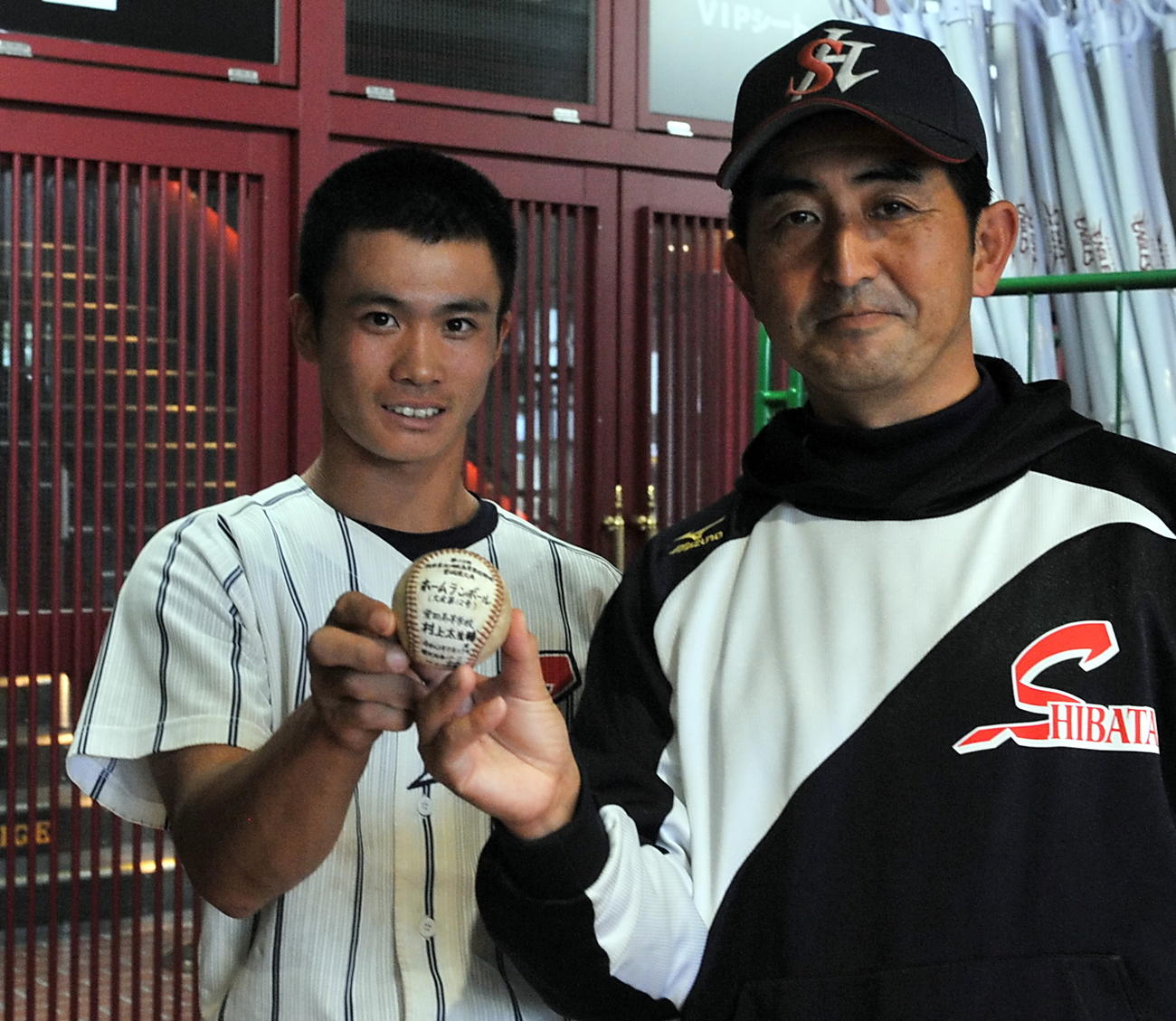 決勝2ランを放った柴田・村上（左）は東北大会出場を決めた記念球を平塚監督にプレゼント