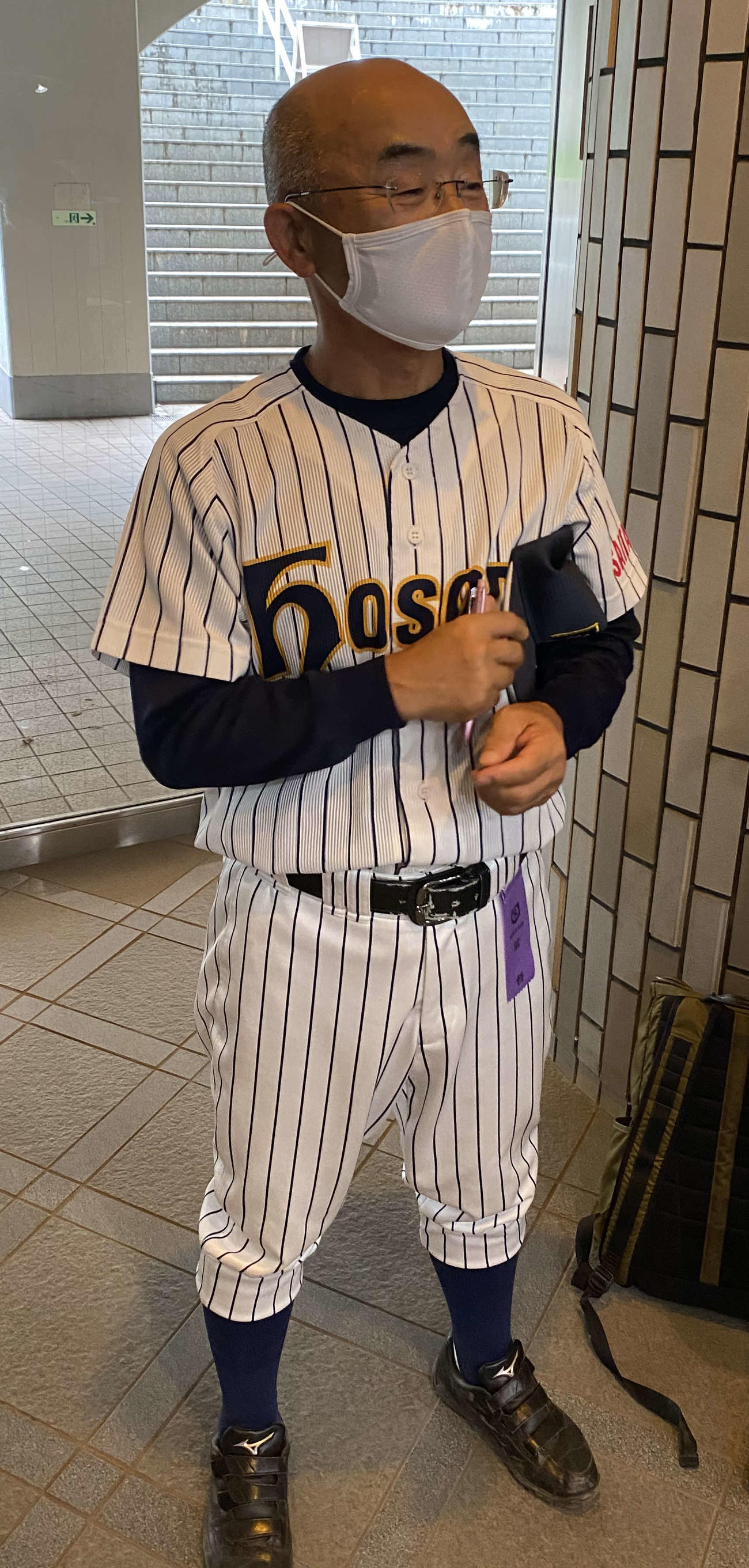 試合に勝利し、報道陣の取材に答える細田学園・丸山監督（撮影・湯本勝大）