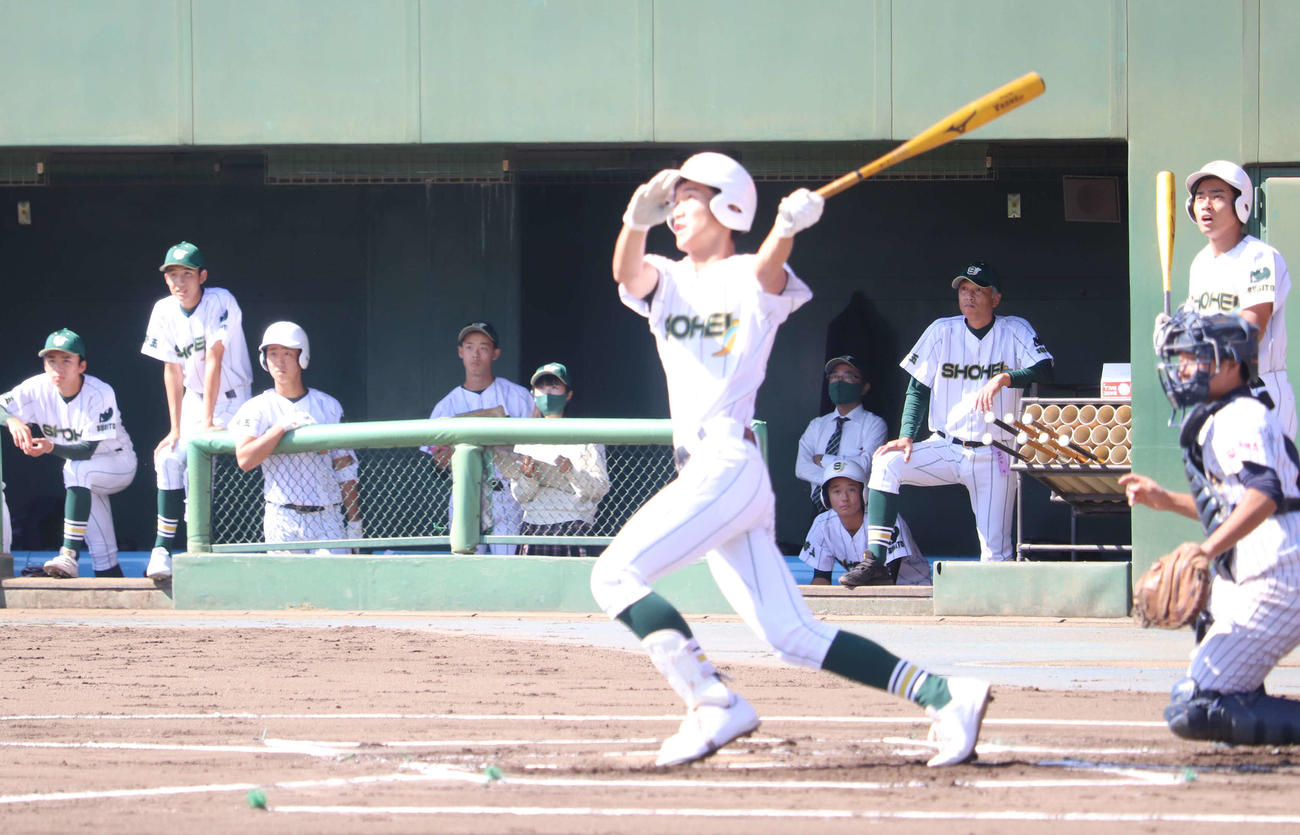 昌平対細田学園　1回表昌平1死二塁、先制の左越え2点本塁打を放つ昌平・吉野（撮影・湯本勝大）