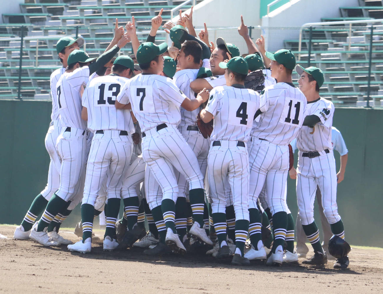 昌平対細田学園　秋季埼玉大会初優勝を決め、マウンド上で喜ぶ昌平ナイン（撮影・湯本勝大）