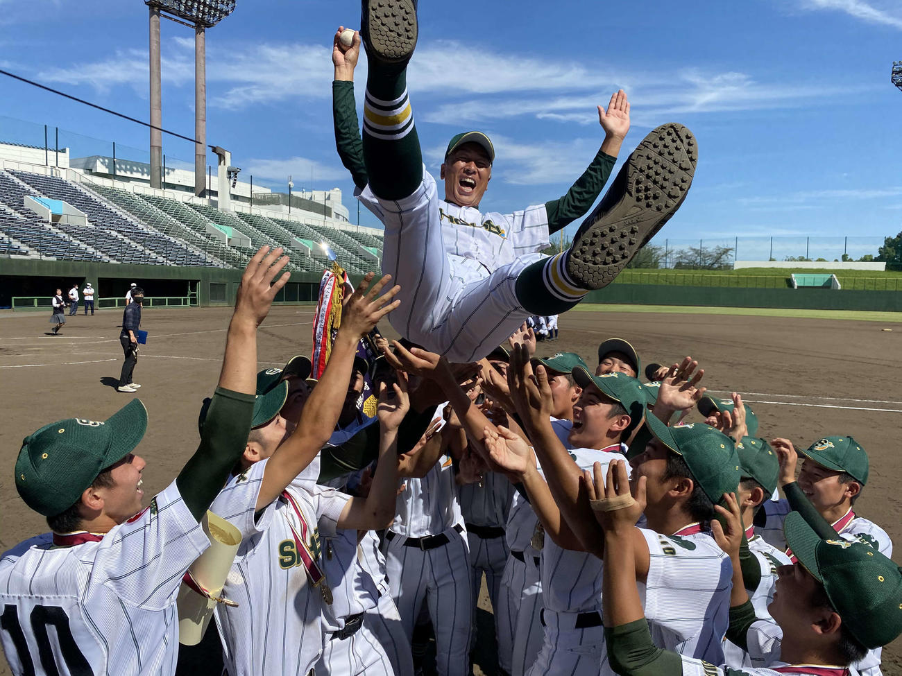 昌平対細田学園　秋季埼玉大会を初優勝し、ナインから胴上げをされる昌平・黒坂監督（撮影・湯本勝大）