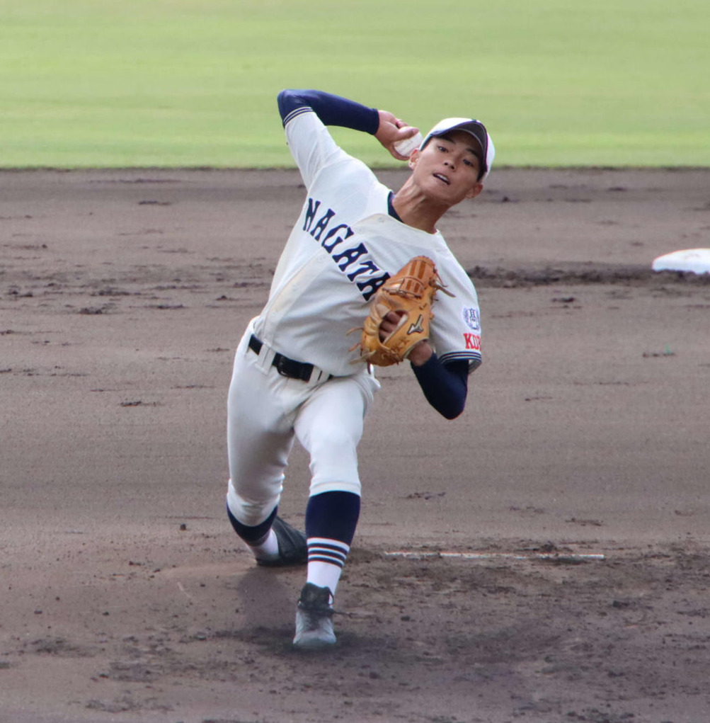 1回裏、堂々としたピッチングをする松田投手（撮影・南谷竜則）