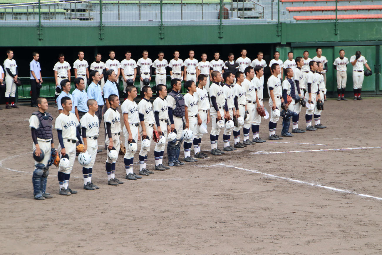 70年ぶりの近畿大会を決め、校歌を歌う長田の選手（撮影・南谷竜則）