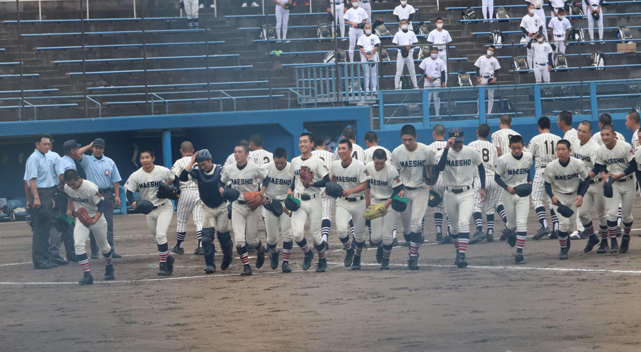 桐生第一対前橋商　勝利し、笑顔を見せる前橋商ナイン（撮影・小早川宗一郎）