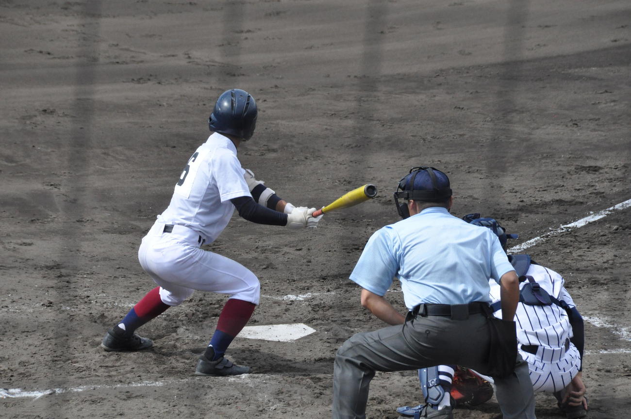 東海大大阪仰星戦に速球対策打法で挑んだ山田ナイン。写真は富永大朗（撮影・石橋隆雄）