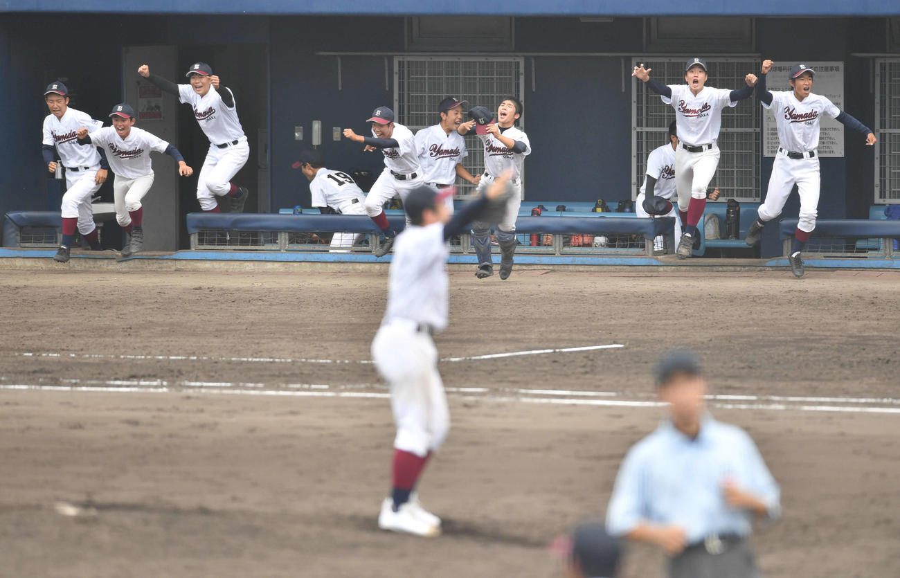 履正社対山田　逆転で履正社を破り、歓喜する山田ナイン（撮影・岩下翔太）