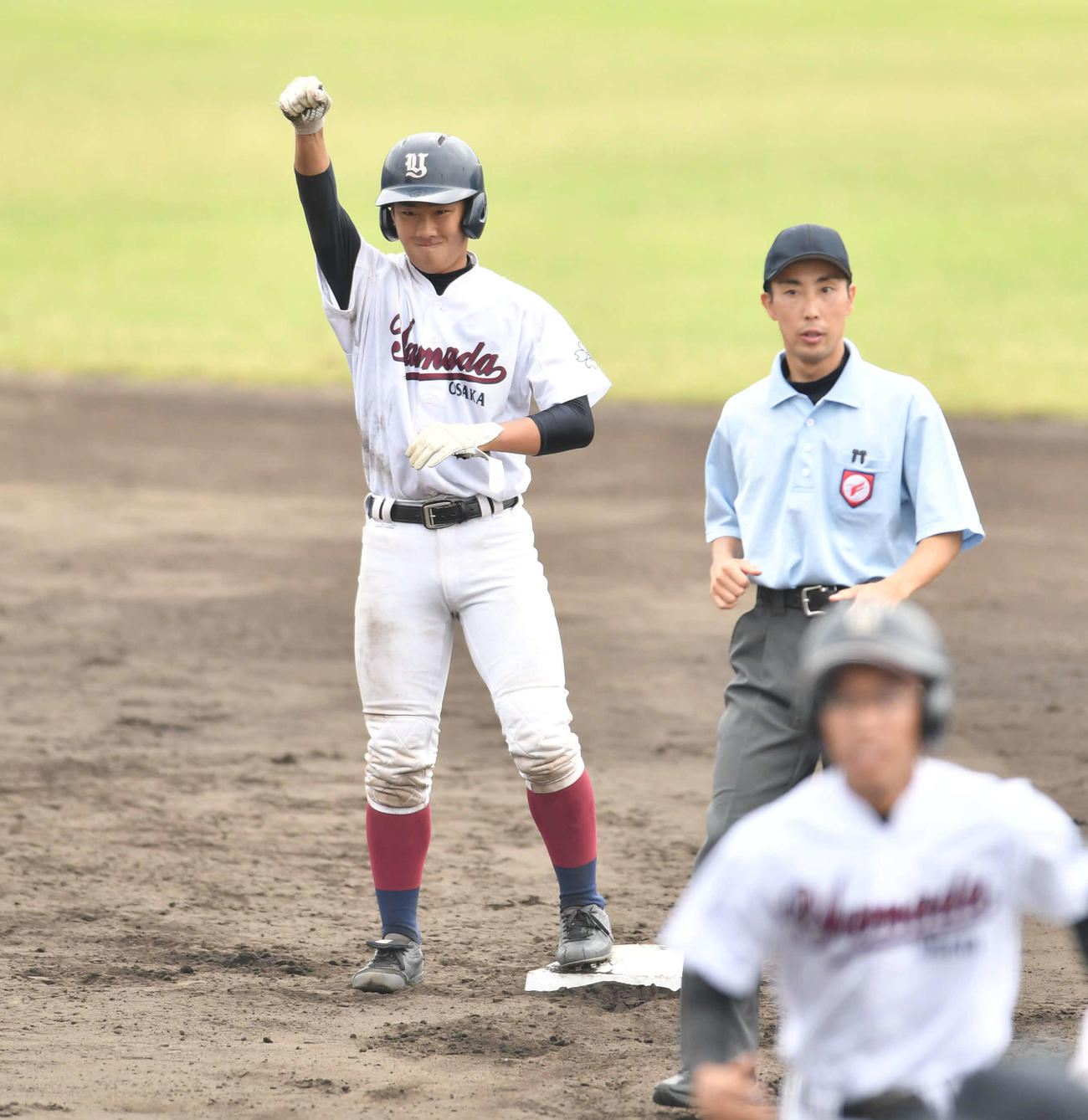 履正社対山田　9回表山田1死二、三塁、逆転の左越え2点適時二塁打を放ち、ベンチに向かってガッツポーズする横田那音（撮影・岩下翔太）