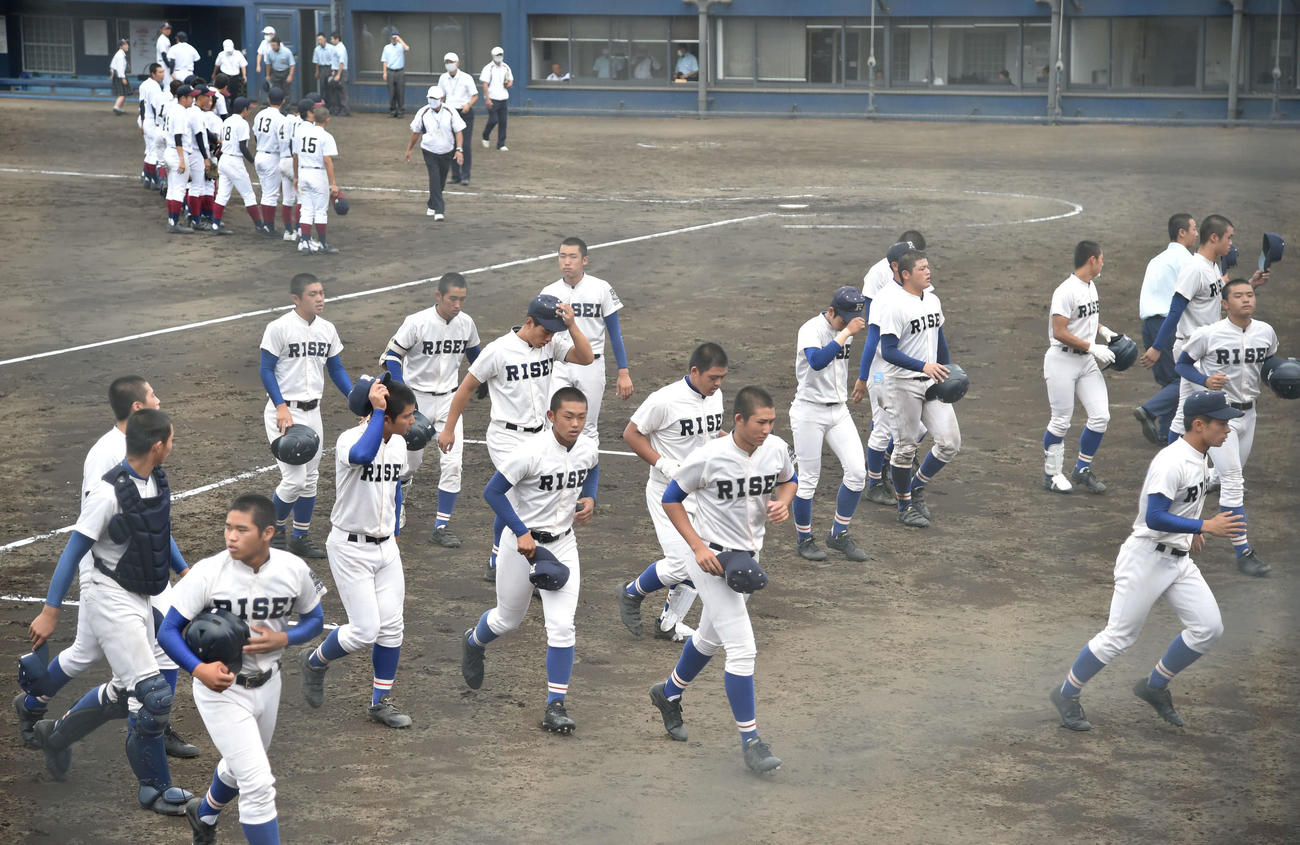 山田との3位決定戦に敗れ、肩を落としてベンチ前へ整列に向かう履正社ナイン（撮影・岩下翔太）