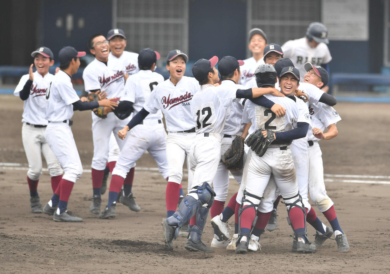 山田対履正社　逆転で履正社を破り、歓喜する山田ナイン（撮影・岩下翔太）