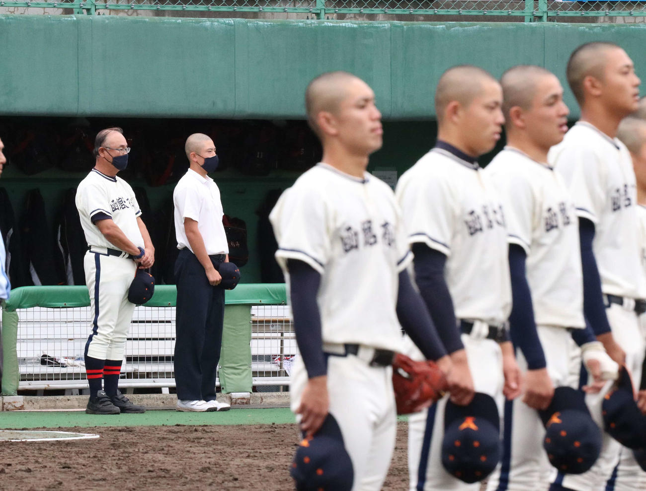遠軽対函館大有斗　全道大会初采配で初勝利を挙げた函館大有斗・古溝監督（左奥）（撮影・浅水友輝）
