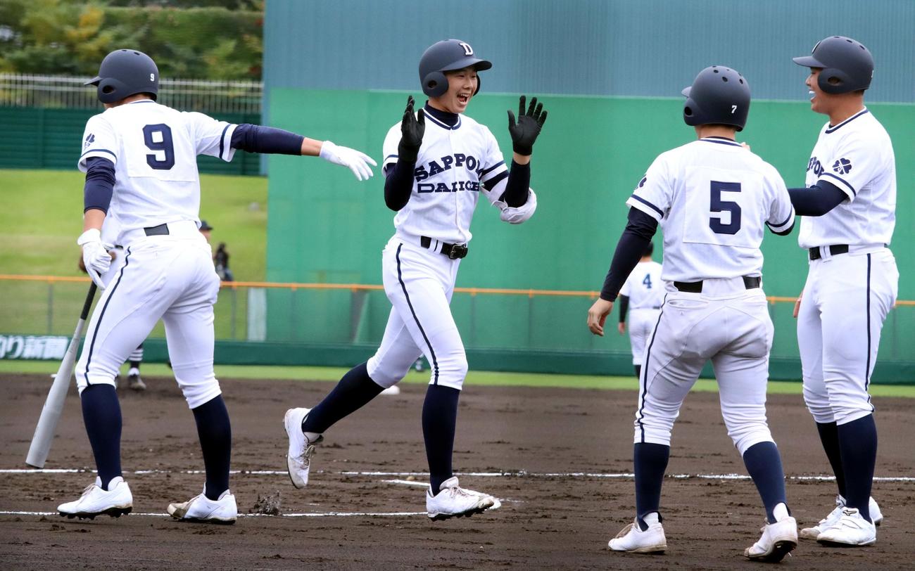 稚内大谷対札幌第一　1回裏札幌第一1死満塁、大会1号となる先制の満塁弾を放ち笑顔の川口（中央）（撮影・永野高輔）