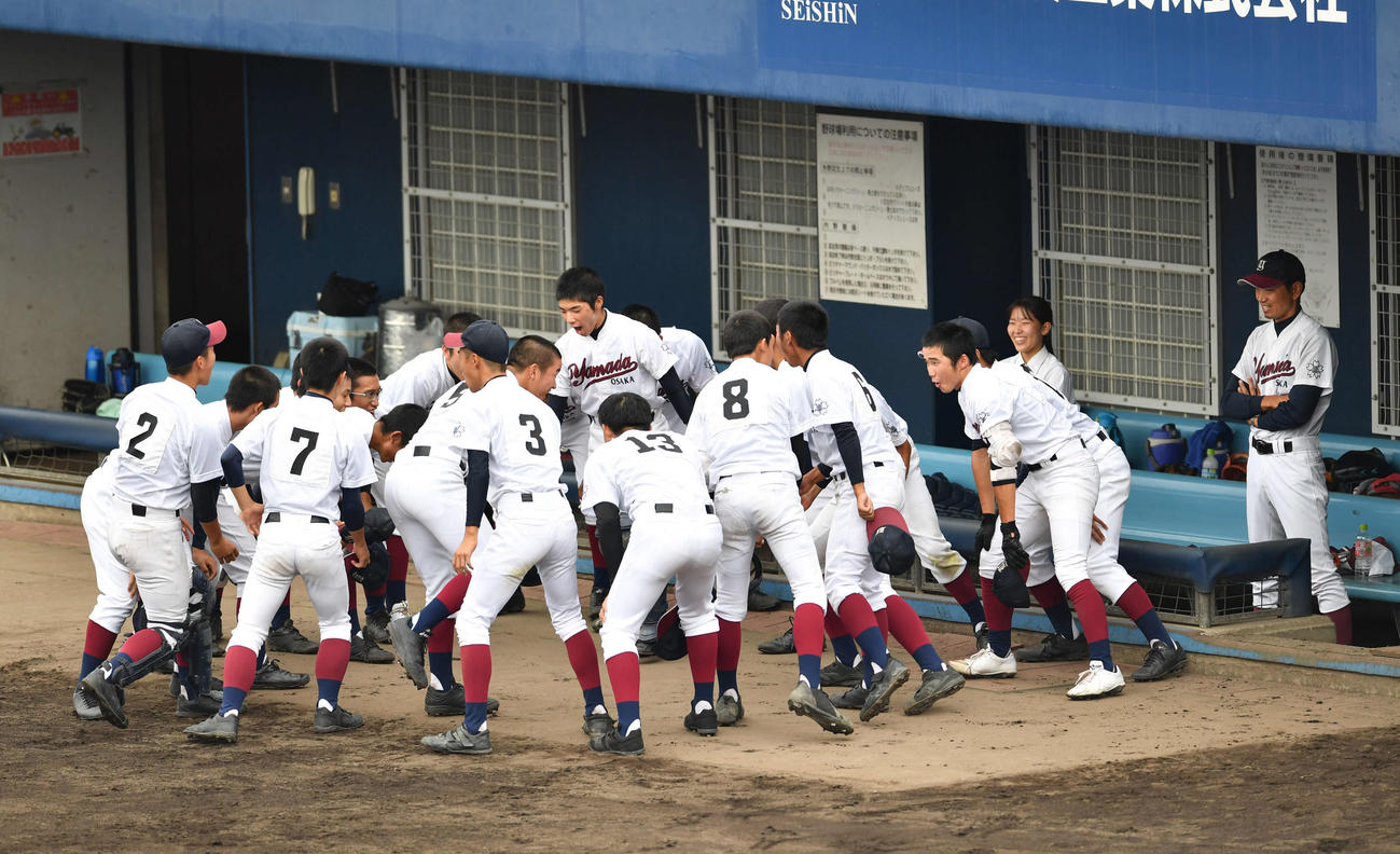 山田対履正社　試合前、金子監督（右端）が見つめる前で円陣を組む山田ナイン（撮影・岩下翔太）