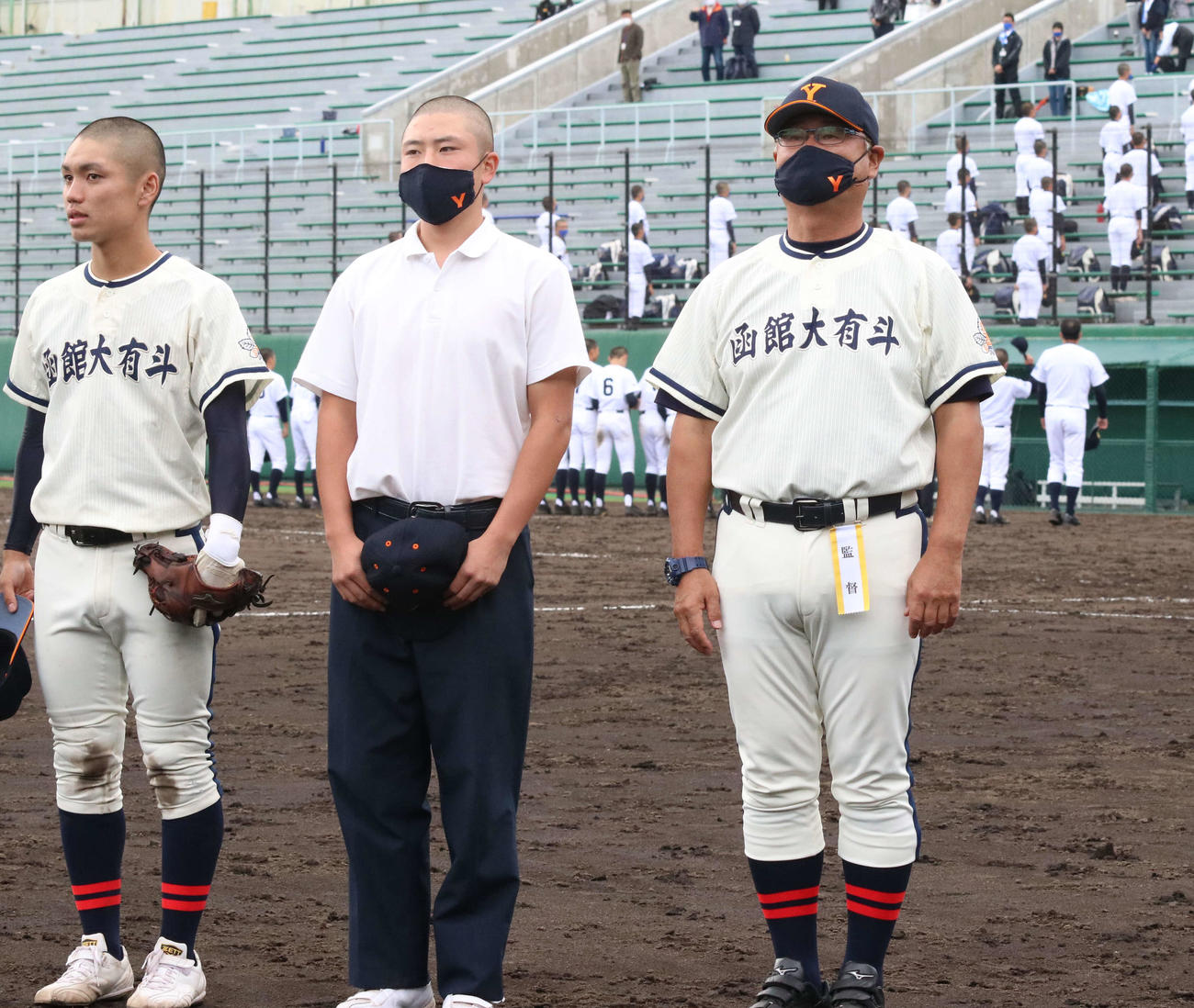 函館大有斗対札幌国際情報　試合に勝利し、三塁側スタンドにあいさつする函館大有斗・古溝監督（右）（撮影・浅水友輝）