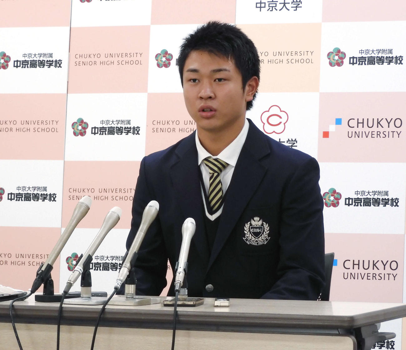 プロ志望届の提出を表明する中京大中京・高橋（撮影・石橋隆雄）