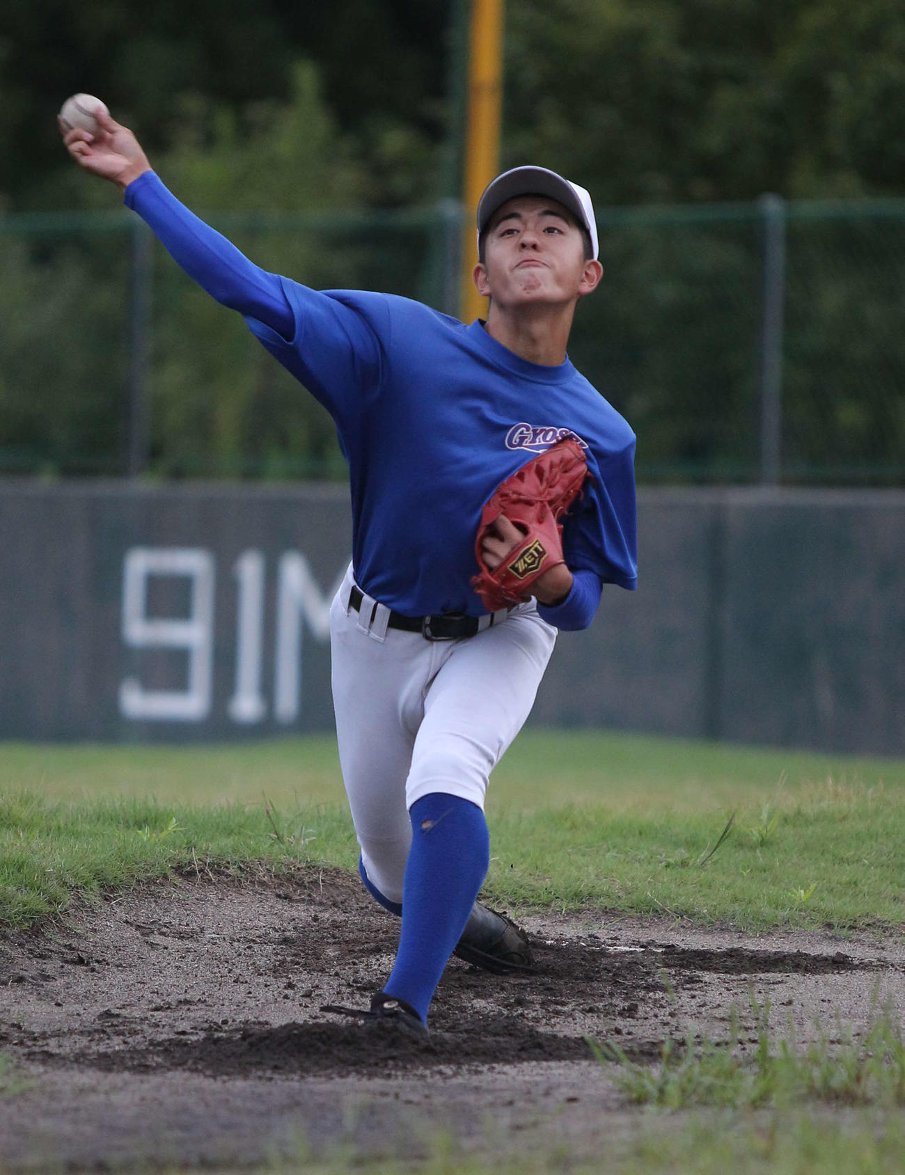 投球練習する浜谷（2020年9月28日撮影）