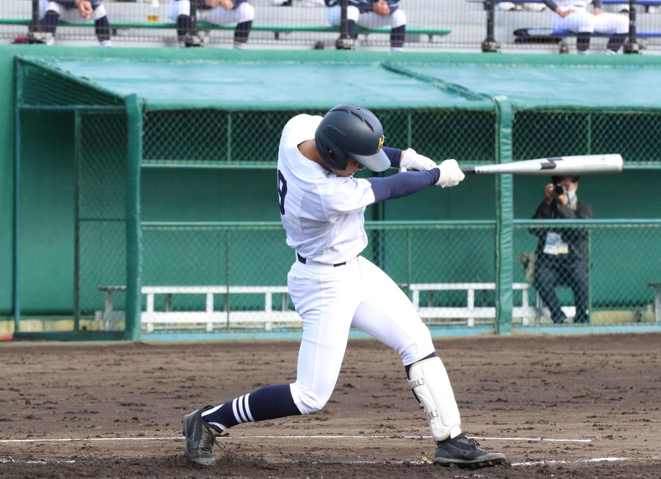 北海対札幌日大　3回表北海1死三塁、左越え2点本塁打を放つ江口（撮影・浅水友輝）