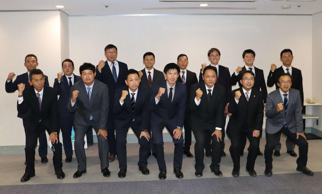 秋季関東大会の組み合わせ抽選会に出席した各高校の部長、顧問の先生たち（撮影・小早川宗一郎）