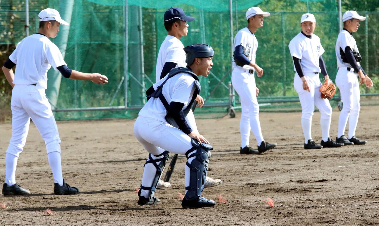 練習中に選手に指示を出す旭川実の北口（手前）（撮影・永野高輔）