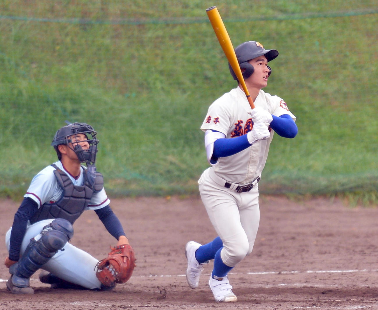 盛岡大付対八戸学院光星　9回表盛岡大付2死、右中間に本塁打を放つ松本（撮影・鎌田直秀）