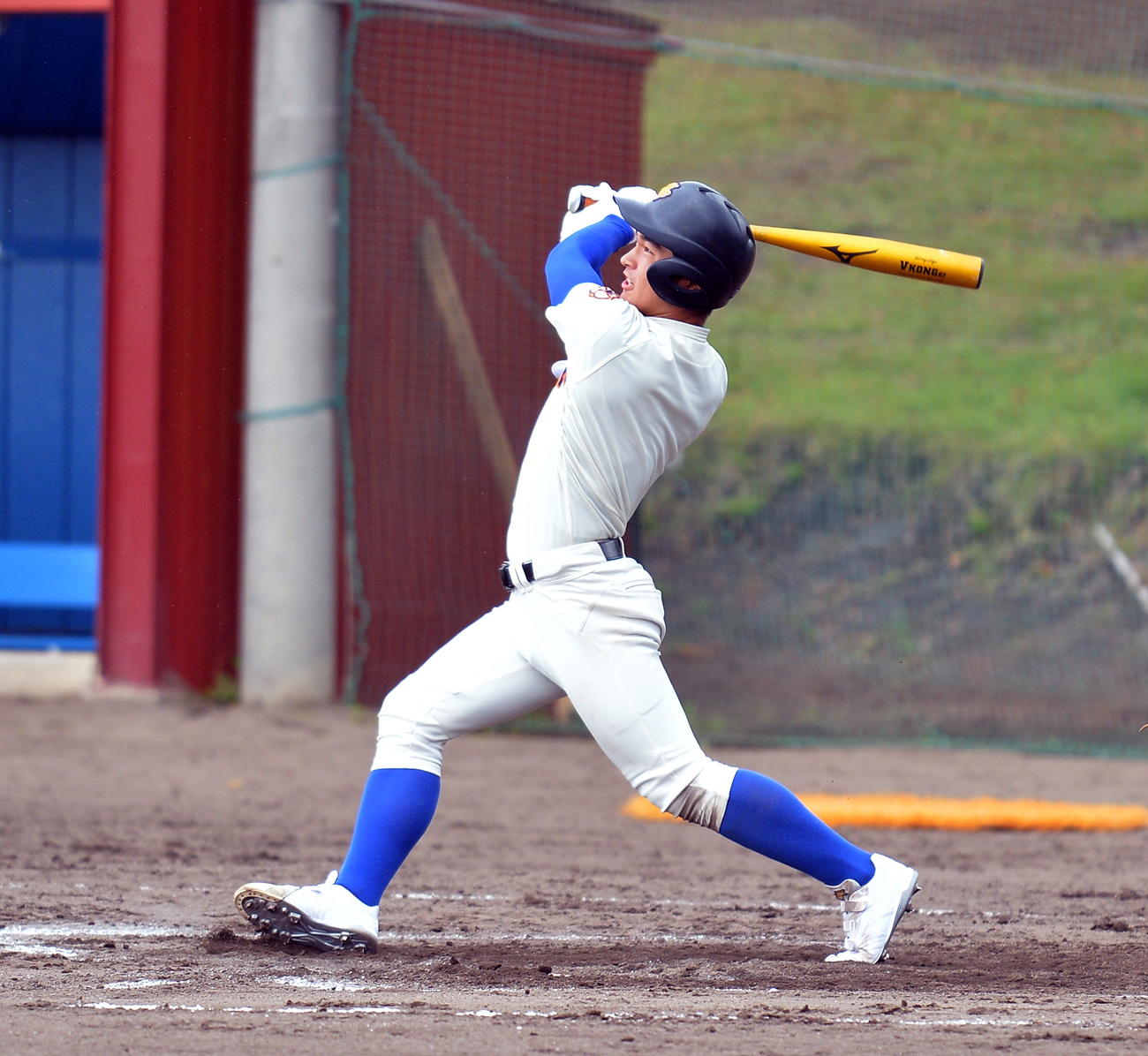 盛岡大付対八戸学院光星　7回、右翼ポール際に本塁打を放つ松本
