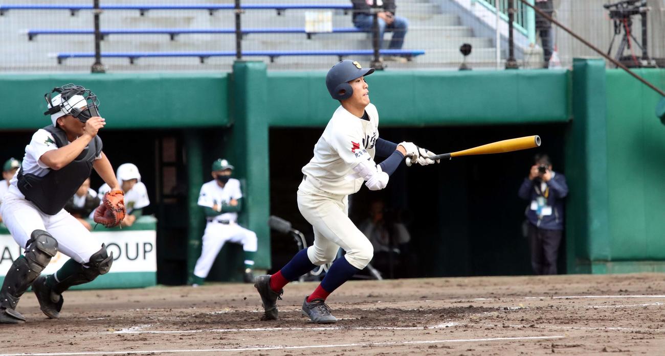 旭川実対武修館　先制打を含む4打数4安打5打点と気を吐いた旭川実の3番小池（撮影・永野高輔）