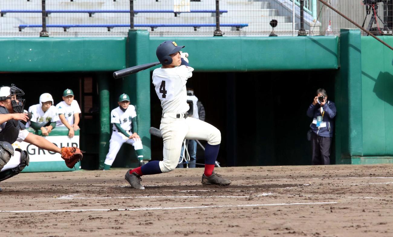 旭川実対武修館　3回表旭川実2死満塁、右中間に走者一掃の適時二塁打を放つ8番河原（撮影・永野高輔）