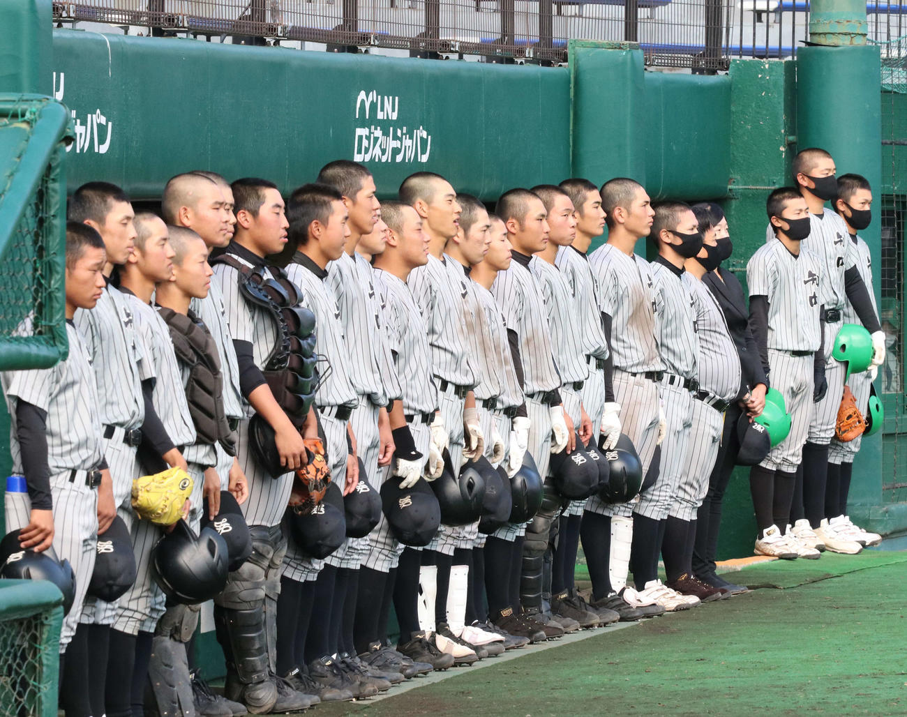 知内対北海　試合に敗れ、北海の校歌を聞く知内ナイン（撮影・浅水友輝）