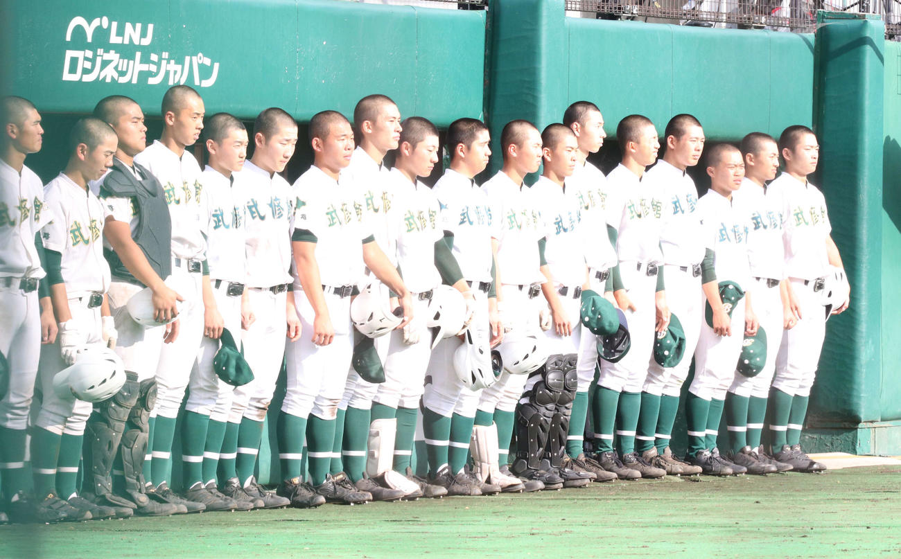 旭川実対武修館　試合に敗れ、うつむく武修館ナイン（撮影・浅水友輝）