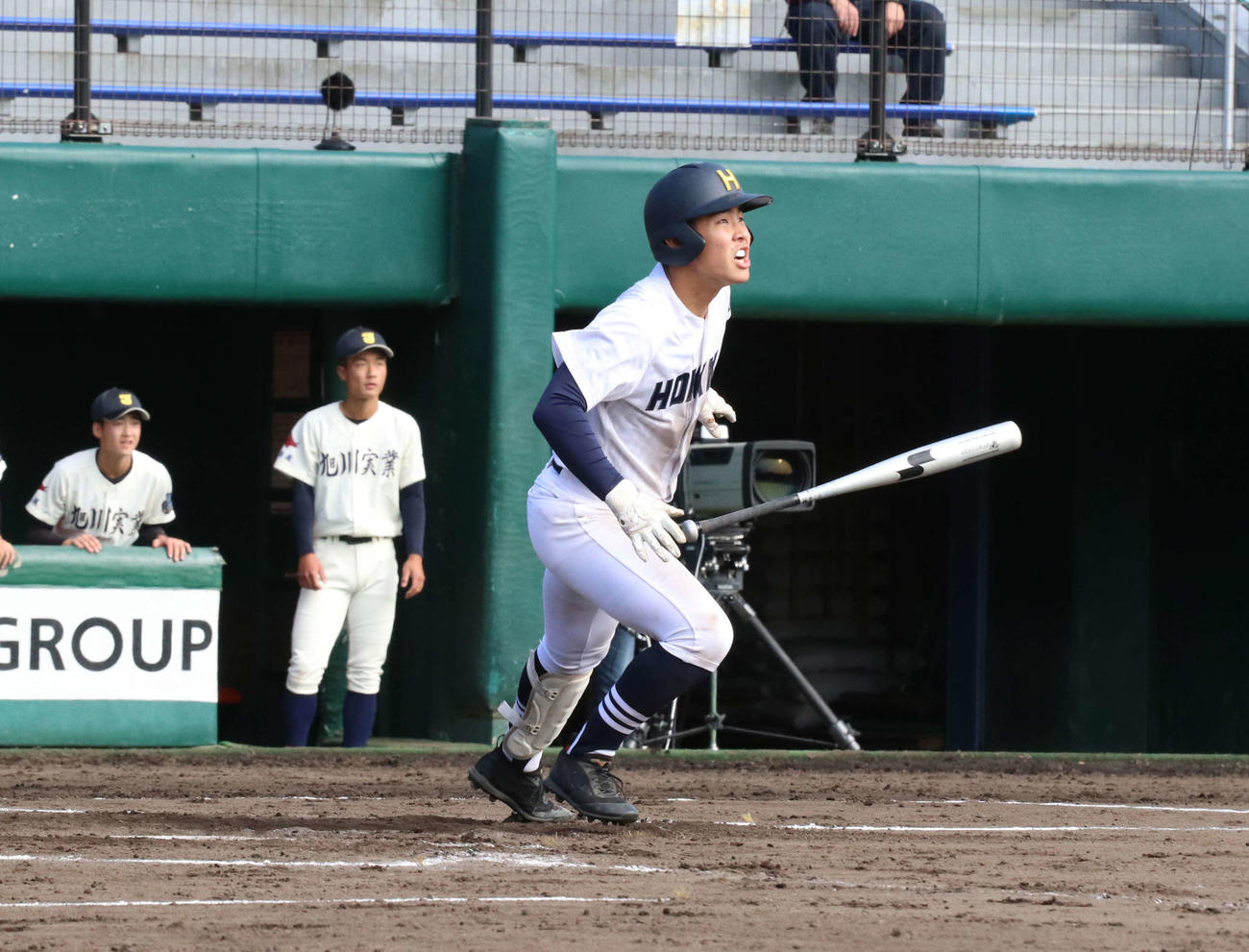 北海対旭川実　8回表北海2死、先制の右越えソロ本塁打を放つ江口（撮影・浅水友輝）