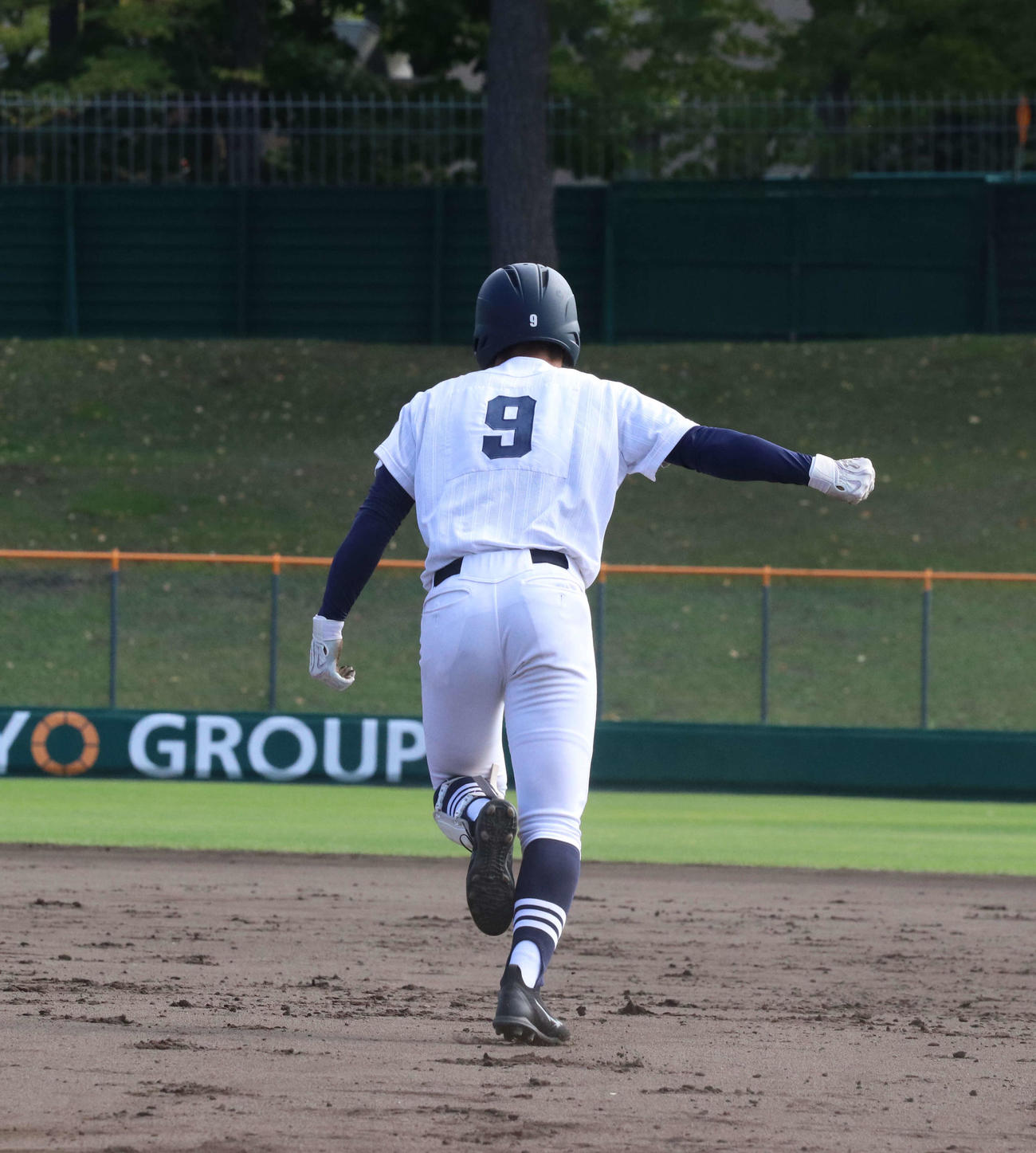 北海対旭川実　8回表北海2死、江口は先制の右越えソロ本塁打を放ち、ガッツポーズをしながらダイヤモンドを1周する（撮影・浅水友輝）
