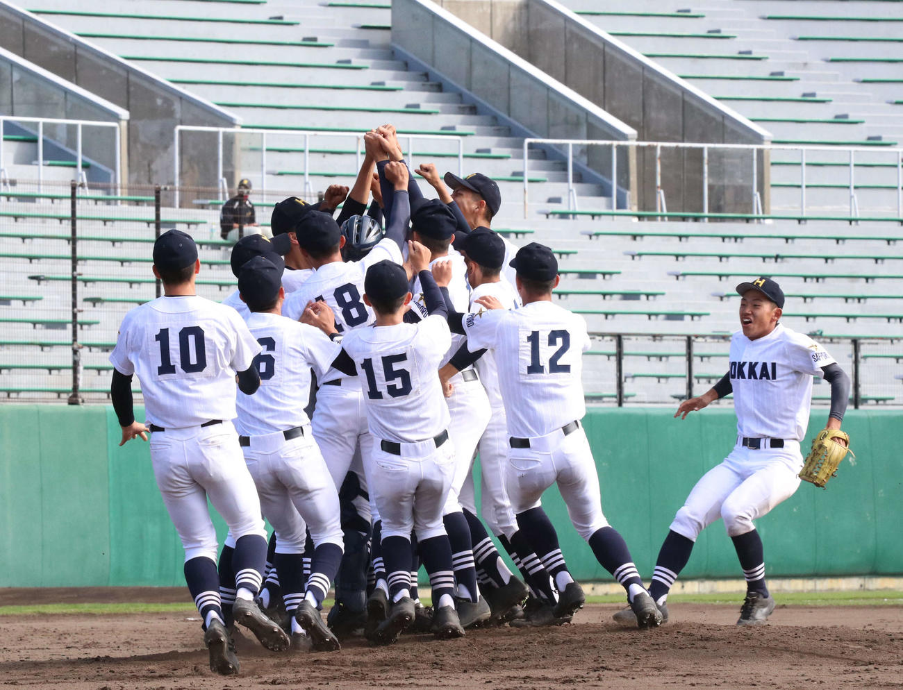 北海対旭川実　10年ぶりの優勝を決め、マウンドで喜びを爆発させる北海ナイン（撮影・浅水友輝）